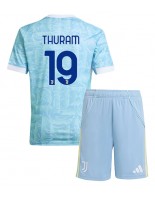 Otroške Nogometnih dresov Juventus Khephren Thuram #19 Gostujoči 2025-26 Kratki rokavi (+ hlače)